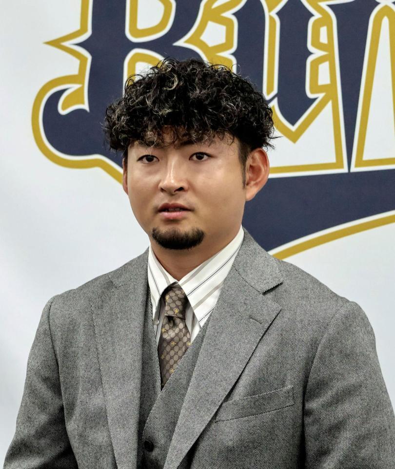 　契約更改を終え、取材に応じる小木田