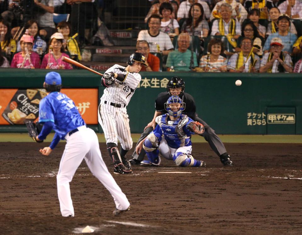 　９回、左前サヨナラ適時打を放つ今成＝１４年９月