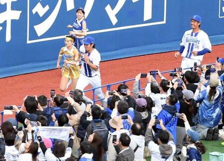 　「ハマスタバトル」決勝第１ラウンドでｄｉａｎａ　Ａｋｉ（中央左）と競り合う度会（同右）