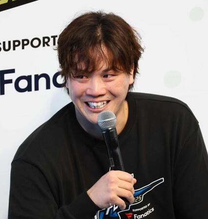 　トークショーでの最後のあいさつで感極まる伏見