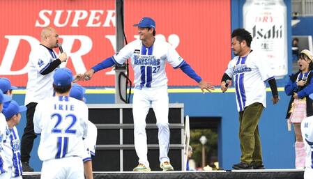 　ケンカを始めた鬼越トマホークの金ちゃん（右）と良ちゃん（左）の仲裁に入る藤浪（中央）＝撮影・佐藤厚