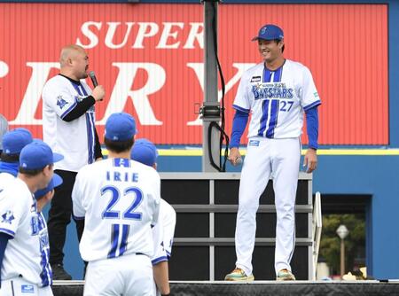 【写真】鬼越トマホークからの口撃にガチショックを受ける藤浪晋太郎　体がくの字にのけぞるほど【ＤｅＮＡファン感】