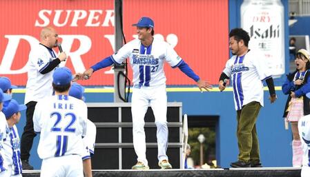 　ケンカを始めた鬼越トマホークの金ちゃん（右）と良ちゃん（左）の仲裁に入る藤浪（中央）＝撮影・佐藤厚