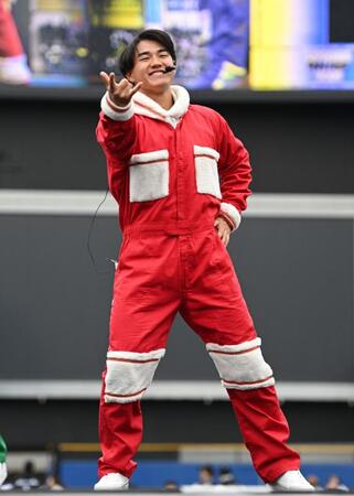 　アイドルのコスプレでダンスを披露する西川（撮影・開出牧）