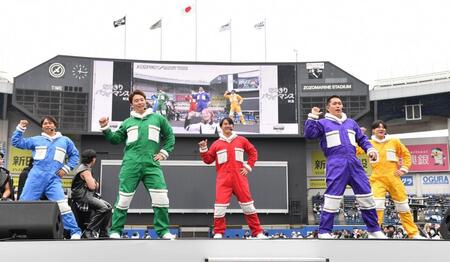 　アイドルのコスプレでダンスを披露する（左から）石垣、横山、西川、広畑、広池（撮影・開出牧）