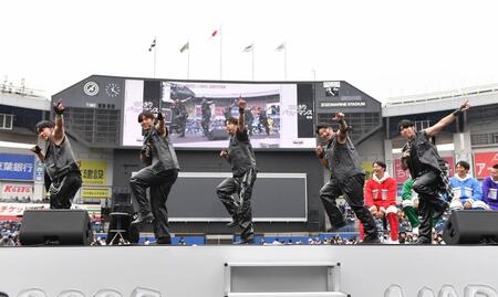 　ファン感謝デーで三代目　Ｊ　ＳＯＵＬ　ＢＲＯＴＨＥＲＳに扮してダンスを披露する（左から）宮崎、安田、小川、池田、寺地（撮影・開出牧）