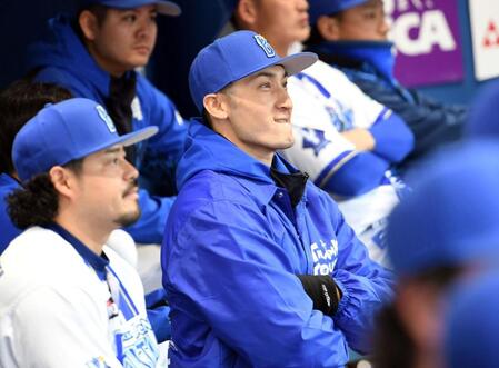 　ベンチで応援する伊藤（撮影・佐藤厚）