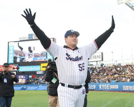 　声援に応える村上（撮影・佐々木彰尚）