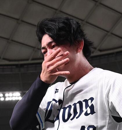 　涙を流す今井（撮影・園田高夫）