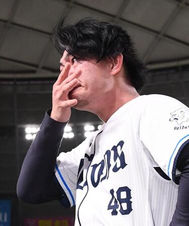 　涙を流す今井（撮影・園田高夫）