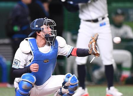 　野球対決で見事なキャッチングを見せる今井（撮影・園田高夫）