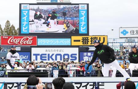 　輪投げをする村上（撮影・佐々木彰尚）
