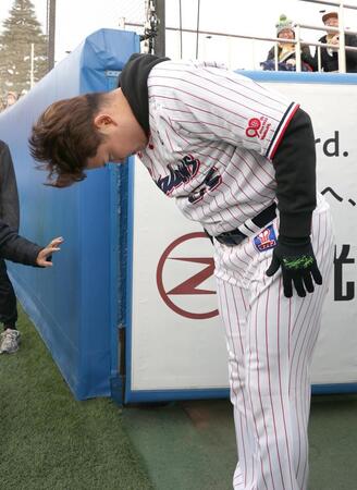 　ファン感謝イベントを終え、一礼して球場を後にする村上