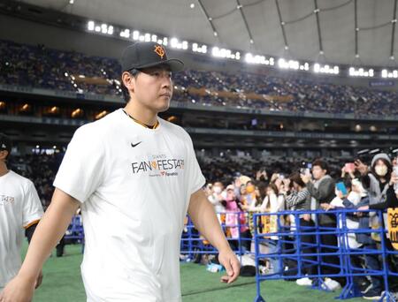 メジャー挑戦の巨人・岡本和真がファンに別れ　ひとりで場内一周　応援歌が響き渡る　涙するファンの姿も　