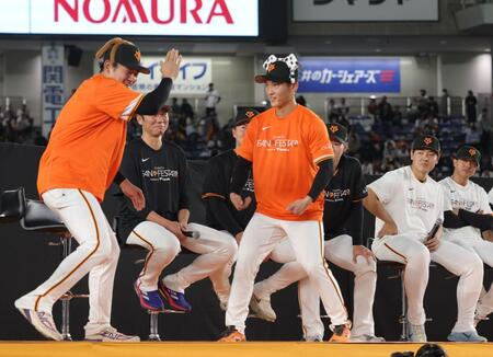 　萩尾（手前左）と浦田（同右）のジェスチャー対決を見つめる坂本（左奥）、岡本（右から２人目）ら（撮影・西岡正）