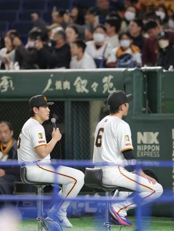 　ファンフェスタ開始前のトークショーで話す岡本（左）と坂本（撮影・西岡正）