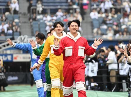 　アイドルのコスプレで登場した西川（手前）＝撮影・開出牧