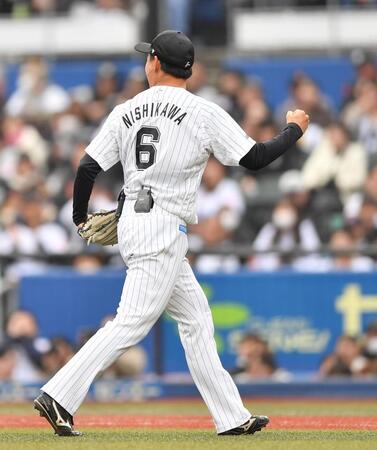 　白黒野球対決で先発登板し初回を無失点に抑えガッツポーズを決める西川（撮影・開出牧）