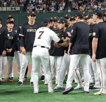 　引退セレモニーで長野久義氏（７）から胴上げをうながされる岡本（撮影・西岡正）