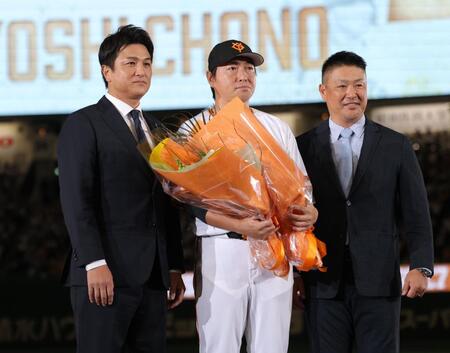 　高橋由伸氏（左）、ＤｅＮＡ・村田２軍監督（右）と記念撮影する長野久義氏（撮影・西岡正）