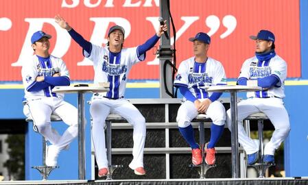 　「ぶらり途中下車の旅」のナレーションを物まねし、ひとり盛り上がる度会（左から２人目）＝撮影・佐藤厚