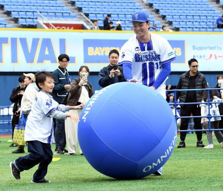 　子どもとボールを転がす竹田（撮影・佐藤厚）