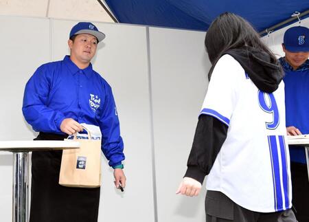 　代打店長を務める牧（左）＝撮影・佐藤厚