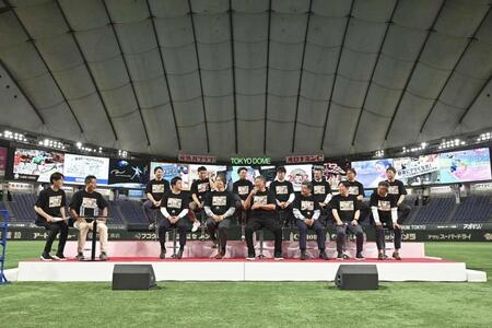 　ファンフェスタ延長戦でトークショーを行う巨人ＯＢ（読売巨人軍提供）