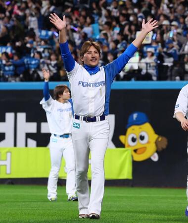 【写真】新庄監督　新入団選手＆家族との集合写真が「素敵すぎる」　おしゃれスーツ姿、輝く階段で