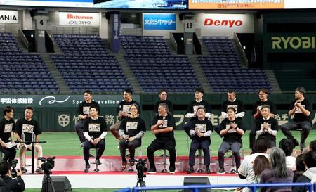 　ファンフェスタ延長戦で話すジャイアンツＯＢ（読売巨人軍提供）