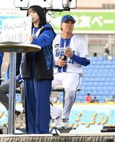 　山口陽世（左）とトークイベントを行った入江（撮影・佐藤厚）