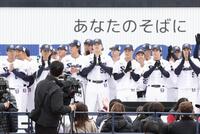 　ファン感謝デーに出席した村上（撮影・佐々木彰尚）