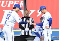 　じゃんけんバトル決勝戦で松尾（右）を破り優勝した入江（左）＝撮影・佐藤厚