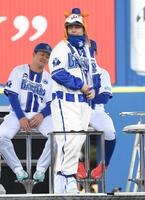 　じゃんけんバトルで敗れ、罰ゲームとしてスターマンの着ぐるみを着る佐野（撮影・佐藤厚）