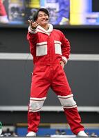 　アイドルのコスプレでダンスを披露する西川（撮影・開出牧）