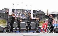 　ファン感謝デーで三代目　Ｊ　ＳＯＵＬ　ＢＲＯＴＨＥＲＳに扮してダンスを披露する（左から）池田、安田、寺地、宮崎、小川（撮影・開出牧）
