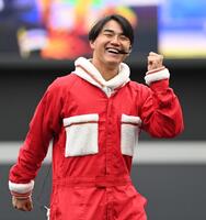 　アイドルのコスプレでダンスを披露する西川（撮影・開出牧）