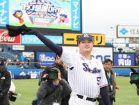 　ファンに手を振る村上（撮影・佐々木彰尚）