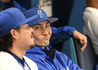 　ベンチで応援する伊藤（撮影・佐藤厚）