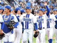 　打者１人を三振に仕留め、ナインに迎えられる伊藤（中央）＝撮影・佐藤厚