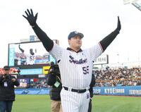 　声援に応える村上（撮影・佐々木彰尚）