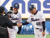 　池山監督（右）と握手をする村上（撮影・佐々木彰尚）