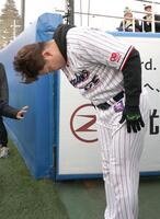 　ファン感謝イベントを終え、一礼して球場を後にする村上