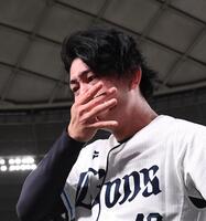 　涙を流す今井（撮影・園田高夫）