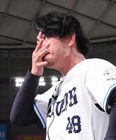 　涙を流す今井（撮影・園田高夫）