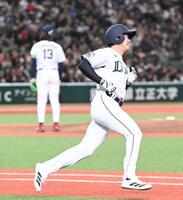 　高橋（左）から左線二塁打を放った今井（撮影・園田高夫）