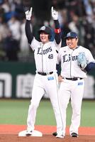 　二塁打を放ち笑顔を見せる今井（撮影・園田高夫）