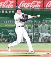 　高橋からレフト線二塁打を放った今井（撮影・園田高夫）