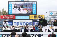 　輪投げをする村上（撮影・佐々木彰尚）