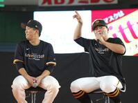 　ＴｉｋＴｏｋ対決で踊る山瀬（右）＝撮影・西岡正